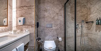 Mylome Luxury Hotel & Resort - Beispiel Bad Doppelzimmer (Zimmercodierungen DBL & DCL)