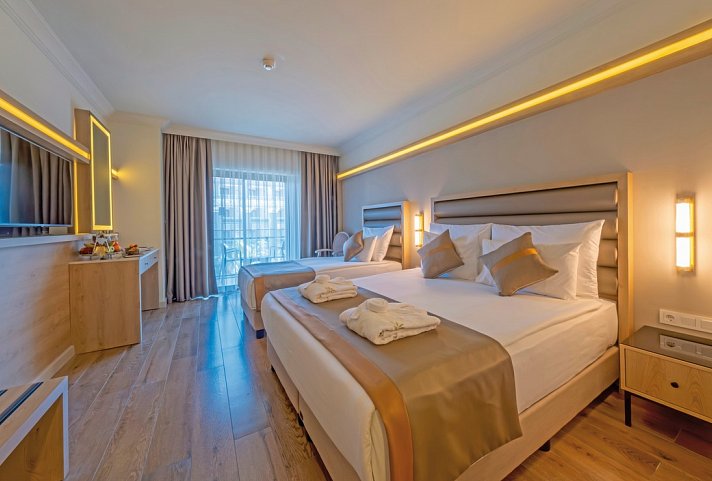 Aydinbey King's Palace & Spa - Wohnbeispiel Doppelzimmer seitl. Meerblick (Zimmercodierungen DBN & DCN)