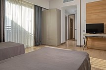 Calimera Serra Palace - Wohnbeispiel Familienzimmer Landblick (Zimmercodierung FBL)