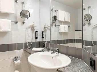 IntercityHotel Berlin Ostbahnhof - Beispiel Bad Doppelzimmer (Zimmercodierungen DB1 & DC1)
