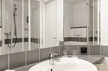 IntercityHotel Berlin Ostbahnhof - Beispiel Bad Doppelzimmer (Zimmercodierungen DB1 & DC1)