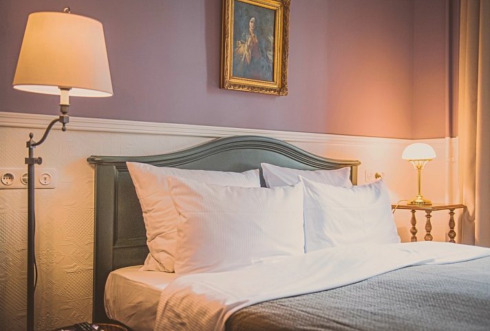 HENRI Hotel Berlin Kurfürstendamm - Wohnbeispiel Doppelzimmer Kabinett (Zimmercodierungen DB1, DB2, DB3, EB1, EB2, EB3, EB4 & EB5)