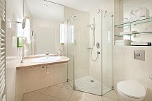 Victor's Residenz-Hotel Berlin - Beispiel Bad Doppelzimmer Komfort (Zimmercodierungen DF1 & DF2)