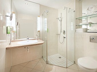 Victor's Residenz-Hotel Berlin - Beispiel Bad Doppelzimmer Komfort (Zimmercodierungen DF1 & DF2)
