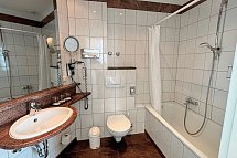 Wyndham Garden Berlin Mitte - Beispiel Bad Dreibettzimmer (Zimmercodierung TB1)