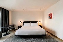 The StandardX Bangkok Phra Arthit - Wohnbeispiel King on the River/Deluxe King Riverview (Zimmercodierungen UB2 & UD1)