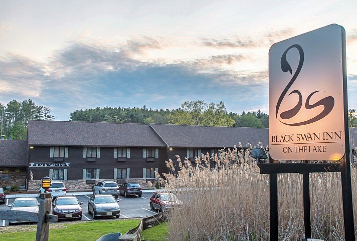 The Black Swan Lee - Lenox, an Ascend Collection Hotel