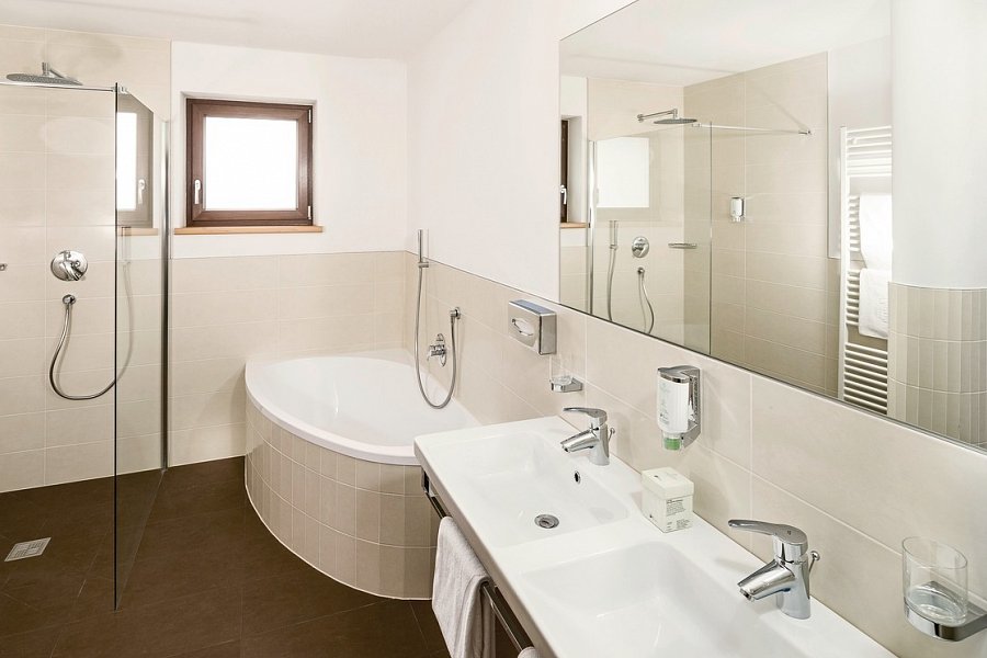 Almina Family & Spa - Badbeispiel Suite Almina (Zimmercodierung WB1)