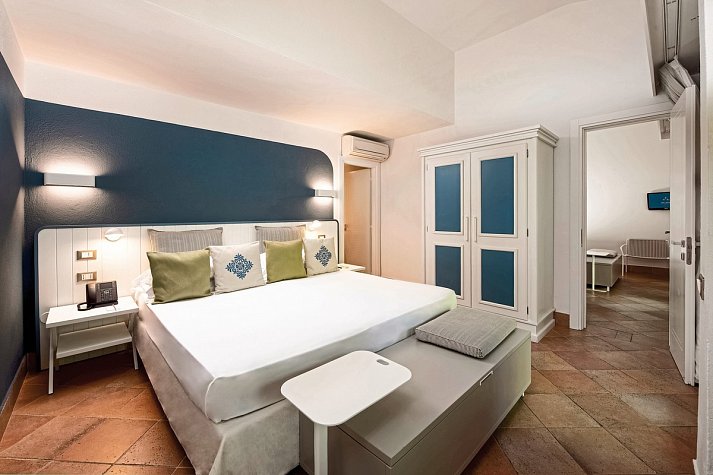 Chia Laguna - The Village - Wohnbeispiel Doppelzimmer Garten Cottage mit Verbindungstür