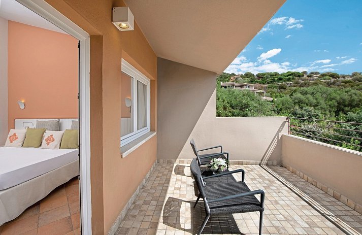 Chia Laguna - The Village - Wohnbeispiel Doppelzimmer Classic Cottage Balkon