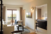 Asterion Suites & Spa - Designed for adults by Louis Hotels - Wohnbeispiel Suite Gartenblick (Zimmercodierung W1G)