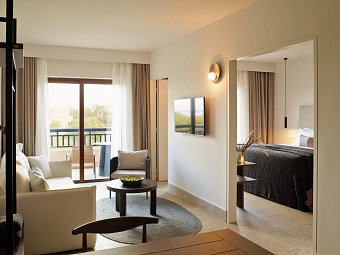 Asterion Suites & Spa - Designed for adults by Louis Hotels - Wohnbeispiel Suite Gartenblick (Zimmercodierung W1G)