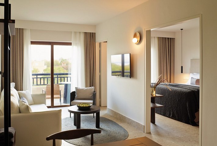 Asterion Suites & Spa - Designed for adults by Louis Hotels - Wohnbeispiel Suite Gartenblick (Zimmercodierung W1G)