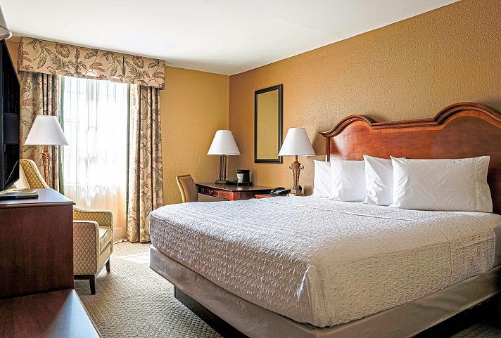 Hampton Inn Charleston-Historic District - Wohnbeispiel One King (Zimmercodierung UG2)