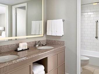 Embassy Suites Myrtle Beach - Kingston Plantation - Wohnbeispiel Badezimmer (Zimmercodierungen UG1 & UG3)