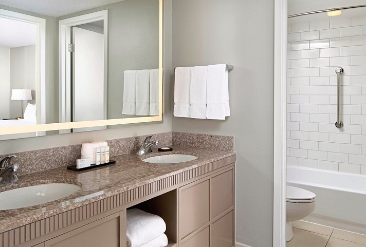 Embassy Suites Myrtle Beach - Kingston Plantation - Wohnbeispiel Badezimmer (Zimmercodierungen UG1 & UG3)