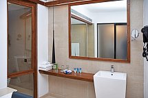 Goldi Sands Hotel - Badbeispiel Junior Suite (Zimmercodierung JB1)