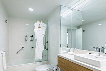 Pacific Hotel Cairns - Beispiel Bad Superior King Balcony Suite (Zimmercodierung UD1)