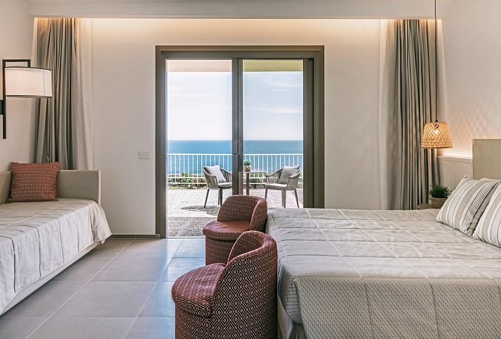 Mangia's Torre del Barone Resort - Wohnbeispiel Doppelzimmer Deluxe Meerblick (Zimmercodierung DDM)
