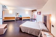 VOI Baia di Tindari Resort - Wohnbeispiel Vierbettzimmer (Zimmercodierung RB1)