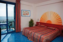 Baia degli Dei - Wohnbeispiel Doppelzimmer Meerblick (Zimmercodierungen D1N & DBM)