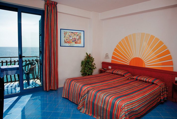 Baia degli Dei - Wohnbeispiel Doppelzimmer Meerblick (Zimmercodierungen D1N & DBM)