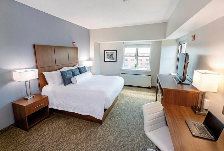 Kellogg Conference Hotel - Wohnbeispiel Standard Room 1 King Bed (Zimmercodierung UG2)