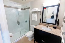 Kellogg Conference Hotel - Wohnbeispiel Badezimmer (Zimmercodierungen UG2 & UG4)