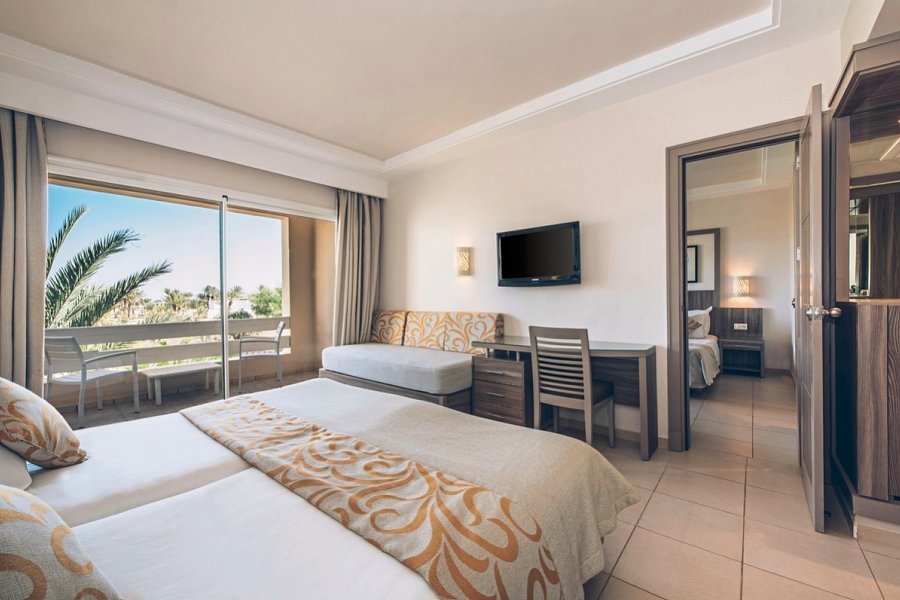Iberostar Waves Mehari Djerba - Wohnbeispiel Familienzimmer Verbindungstür (Zimmercodierungen FV1 & FV2)
