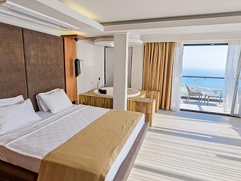 Orka Sunlife Resort & Spa - Wohnbeispiel Luxury Suite mit Jacuzzi (Zimmercodierung WU1)