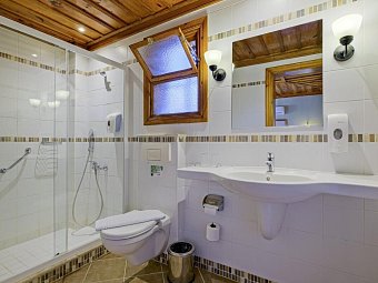 Montana Pine Resort Hotel & Spa - Beispiel Bad Doppelzimmer Standard (Zimmercodierungen DG1 & DC1)