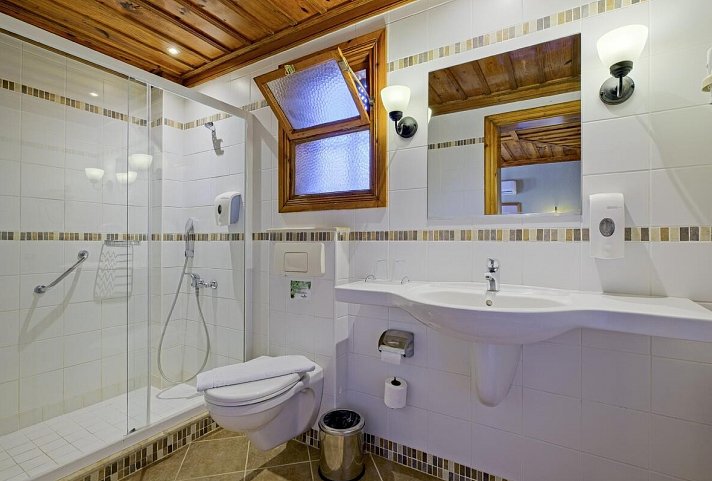 Montana Pine Resort Hotel & Spa - Beispiel Bad Doppelzimmer Standard (Zimmercodierungen DG1 & DC1)