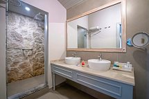 Hotel Alize - Beispiel Bad Doppelzimmer Stone mit Jacuzzi (Zimmercodierung UB2)