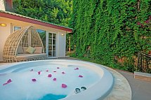 Hotel Alize - Beispiel Terrasse Doppelzimmer Stone mit Jacuzzi (Zimmercodierung UB2)