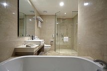 Platinum Hotel Jimbaran Beach Bali - Badbeispiel Deluxe Family (Zimmercodierung FD1)