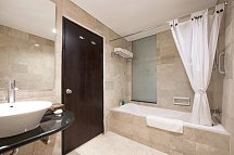 Legian Beach Hotel - Beispiel Bad Deluxe Family (Zimmercodierung FD1)