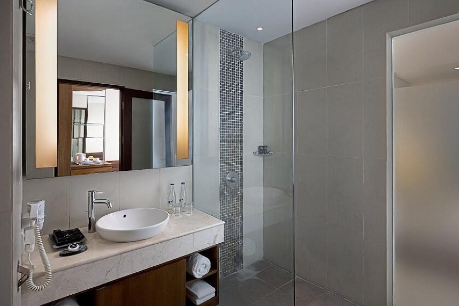 Taksu Sanur Hotel - Beispiel Bad Taksu Suite (Zimmercodierungen WB1, WB2, JB1 & JBP)