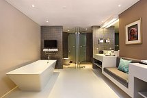 Double-Six Luxury Hotel - Badbeispiel Two Bedroom Deluxe Suite Ocean View (Zimmercodierung WD2)