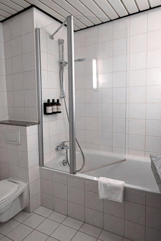 Hotel Dresden Neustadt - Beispiel Bad (Zimmercodierungen DG1 & TS1)