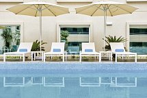 Hilton Garden Inn Dubai, Mall Avenue