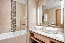 Hilton Garden Inn Dubai, Mall Avenue