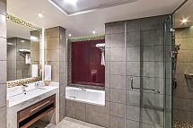Radisson Blu Hotel, Dubai Waterfront - Beispiel Bad