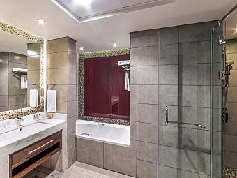 Radisson Blu Hotel, Dubai Waterfront - Beispiel Bad