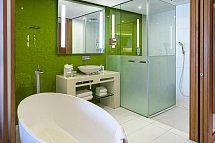 EPIC SANA Algarve - Beispiel Bad Doppelzimmer Deluxe Poolblick (Zimmercodierung UD2)