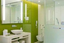 EPIC SANA Algarve - Beispiel Bad Doppelzimmer Deluxe Resortblick (Zimmercodierung UD1)