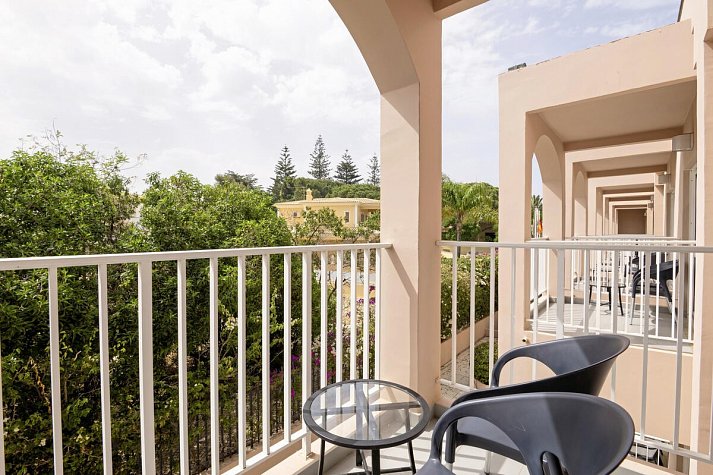 Vila Galé Collection Praia - Beispiel Balkon Doppelzimmer Landblick (Zimmercodierung DBL)