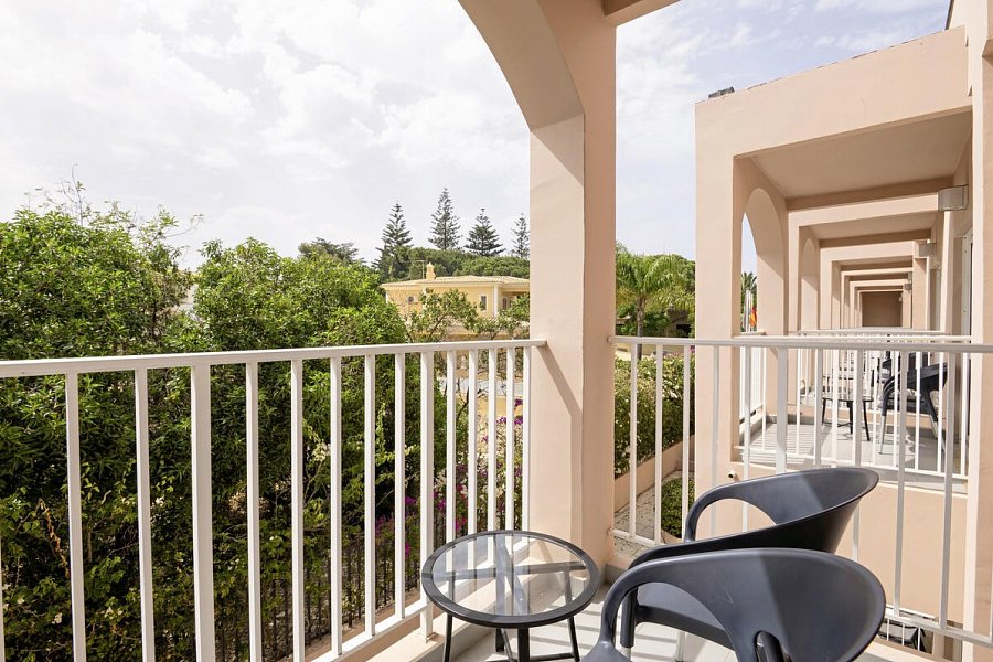 Vila Galé Collection Praia - Beispiel Balkon Doppelzimmer Landblick (Zimmercodierung DBL)