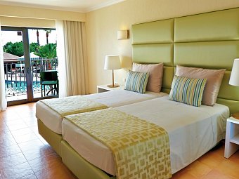 Baia Grande - Wohnbeispiel Doppelzimmer Poolblick (Zimmercodierung DDP)