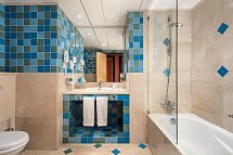 Grande Real Santa Eulalia - Beispiel Bad Doppelzimmer Meerblick (Zimmercodierung DBM)