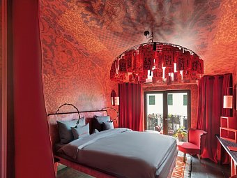 25hours Hotel Piazza San Paolino - Wohnbeispiel Doppelzimmer Medium mit Balkon (Zimmercodierung DB2)